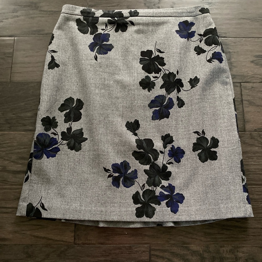 Ann Taylor Gray Skirt with Black and Blue Floral Print size 8p
